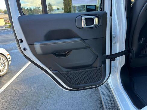 Used 2024 Jeep Wrangler Unlimited Sahara w/ Technology Group AWD/4WD image 46