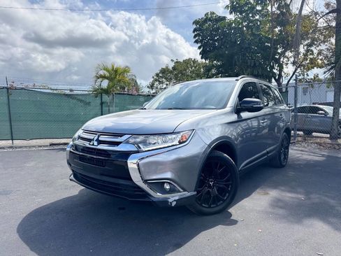 Used 2018 Mitsubishi Outlander SE image 2