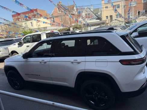 Used 2023 Jeep Grand Cherokee Altitude image 6