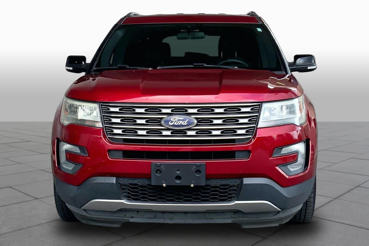 Used 2017 Ford Explorer XLT FWD image 3
