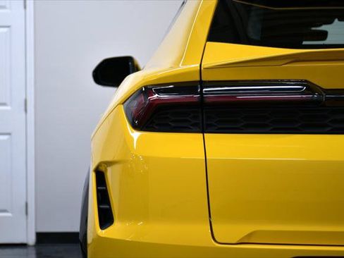 Used 2025 Lamborghini Urus SE AWD/4WD image 14