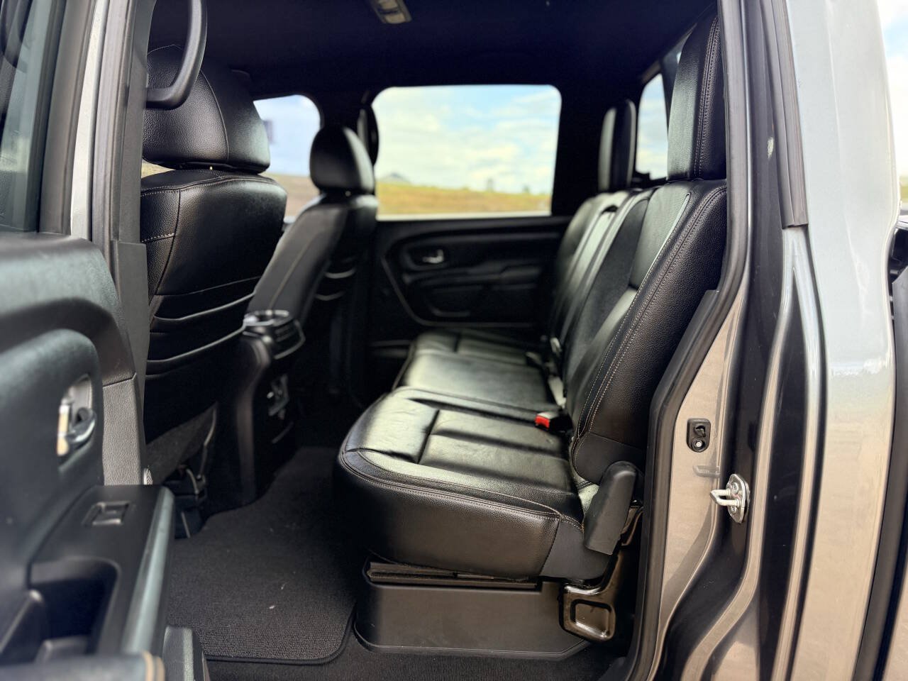 Used 2018 Nissan Titan SL w/ Midnight Edition RWD image 13