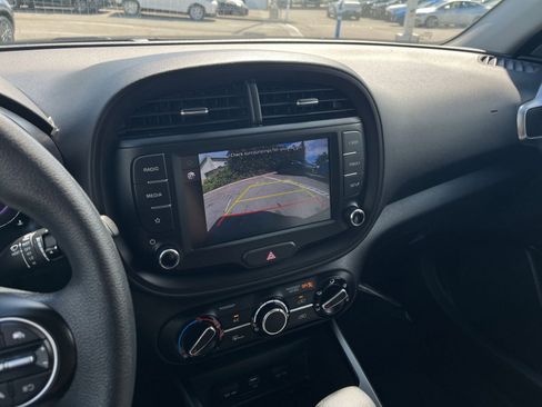 Used 2025 Kia Soul LX w/ LX Technology Package FWD image 24