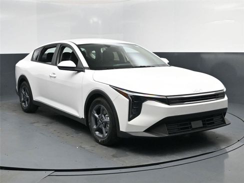 New 2025 Kia K4 LXS image 8