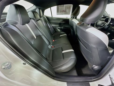 Used 2025 Toyota Camry SE image 11