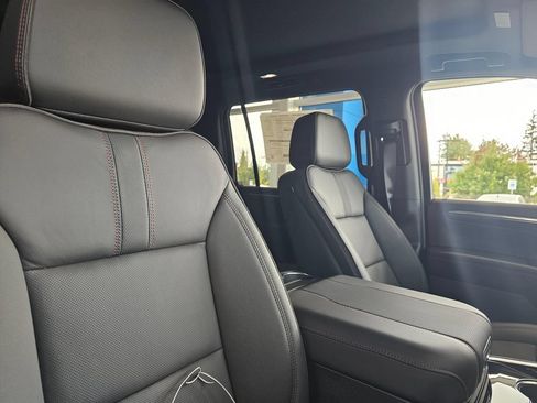 New 2026 Chevrolet Suburban RST w/ RST Capability Package AWD/4WD image 10