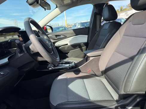 Used 2025 Chevrolet Trax LT image 24