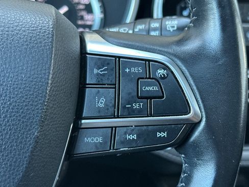 Used 2020 Toyota Highlander XLE AWD/4WD image 29