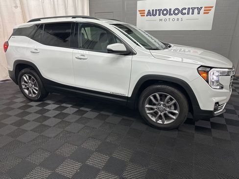 Used 2024 GMC Terrain SLT AWD/4WD image 2