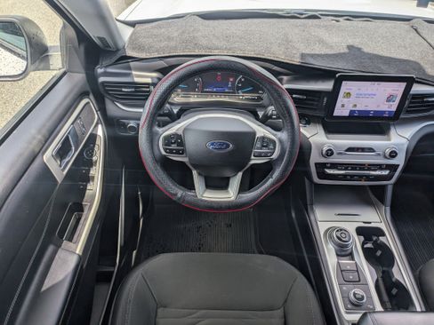 Used 2021 Ford Explorer XLT image 16