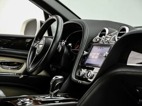 Used 2019 Bentley Bentayga image 46