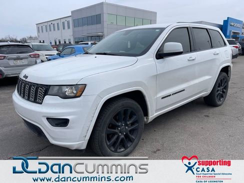 Used 2017 Jeep Grand Cherokee Altitude image 1