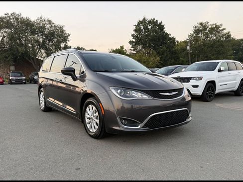Used 2018 Chrysler Pacifica Touring-L Plus FWD image 1