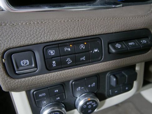 Used 2024 GMC Yukon Denali w/ Advanced Technology Package AWD/4WD image 18