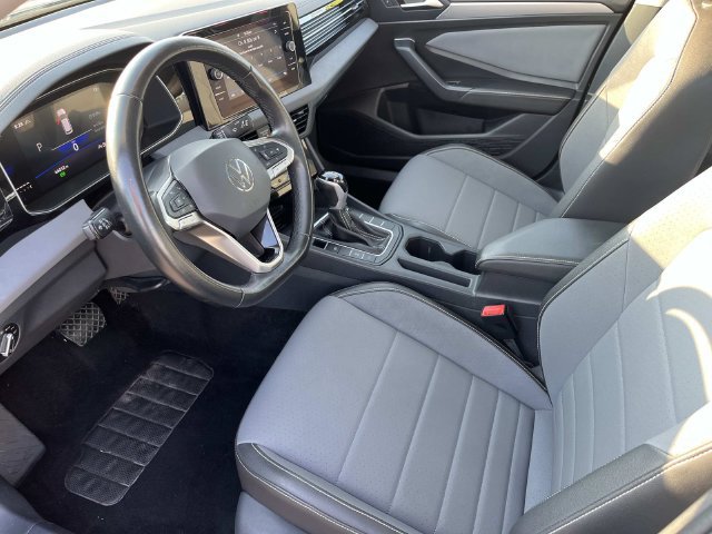 Used 2025 Volkswagen Jetta SE FWD image 25