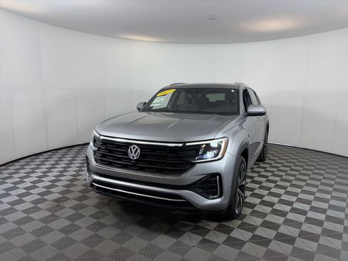 Used 2025 Volkswagen Atlas Cross Sport SEL Premium R-Line image 2