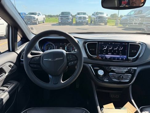 Used 2025 Chrysler Pacifica Limited FWD image 10