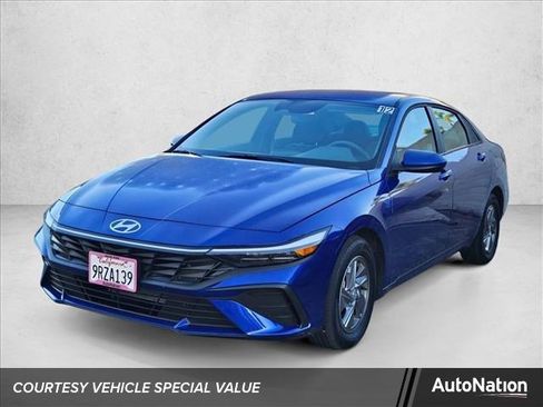 Used 2025 Hyundai Elantra SE image 1