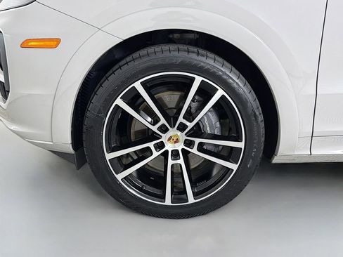 Used 2024 Porsche Cayenne Coupe AWD/4WD image 32