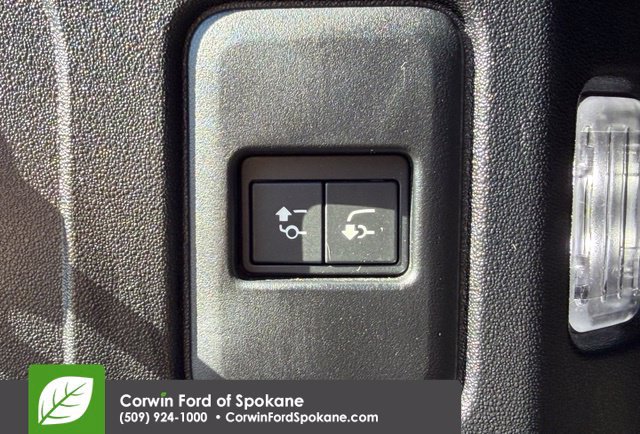 Used 2025 Land Rover Defender 110 X-Dynamic SE AWD/4WD image 19