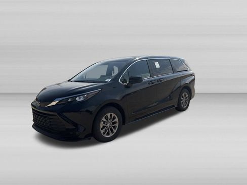 Used 2025 Toyota Sienna LE FWD image 9