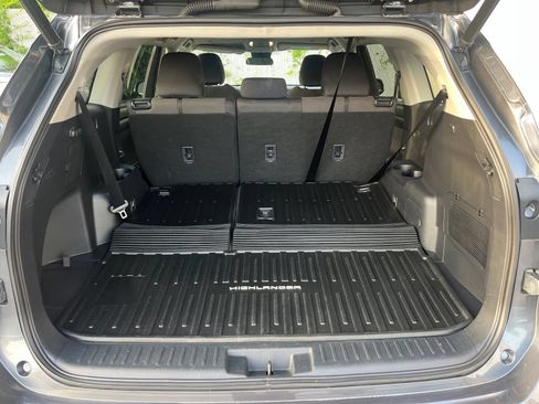 Used 2023 Toyota Highlander LE AWD/4WD image 28