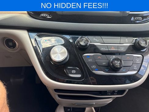 Used 2018 Chrysler Pacifica L FWD image 22