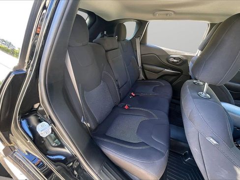 Certified 2019 Jeep Cherokee Latitude w/ Popular Appearance Group AWD/4WD image 24