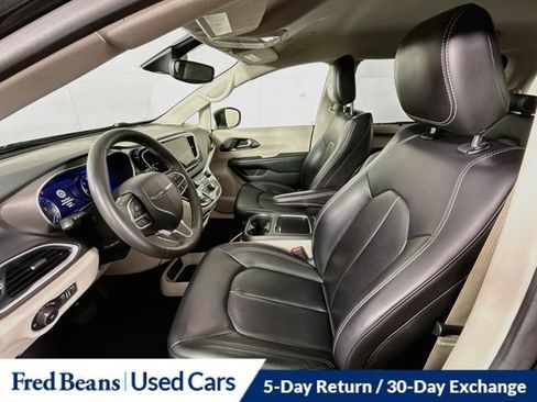 Used 2023 Chrysler Pacifica Touring-L FWD image 27