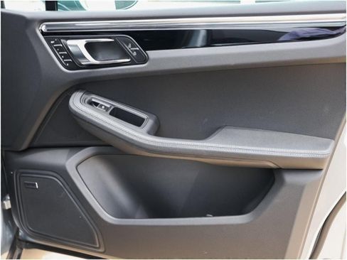 Certified 2025 Porsche Macan image 26