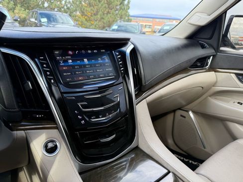 Used 2018 Cadillac Escalade Luxury image 33