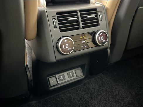 Used 2025 Land Rover Discovery Dynamic SE image 24