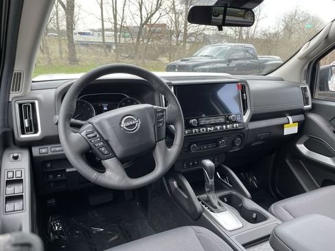 Used 2025 Nissan Frontier SV w/ SV Convenience Package image 17