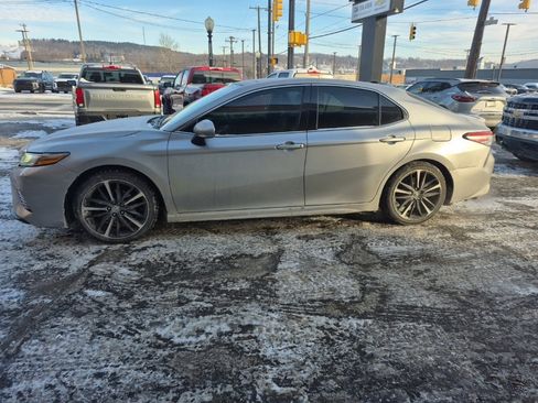 Used 2019 Toyota Camry XSE image 4