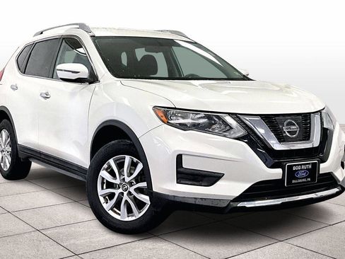 Used 2017 Nissan Rogue SV image 2