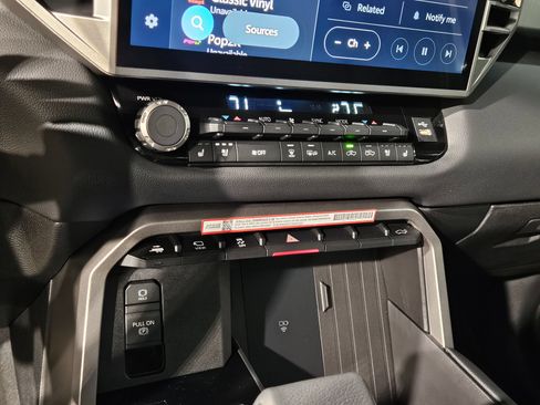 Certified 2025 Toyota Tundra Limited AWD/4WD image 32