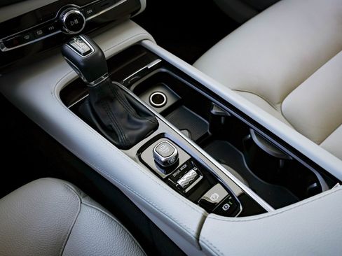 Used 2019 Volvo XC90 T5 Momentum w/ Multimedia Package image 9