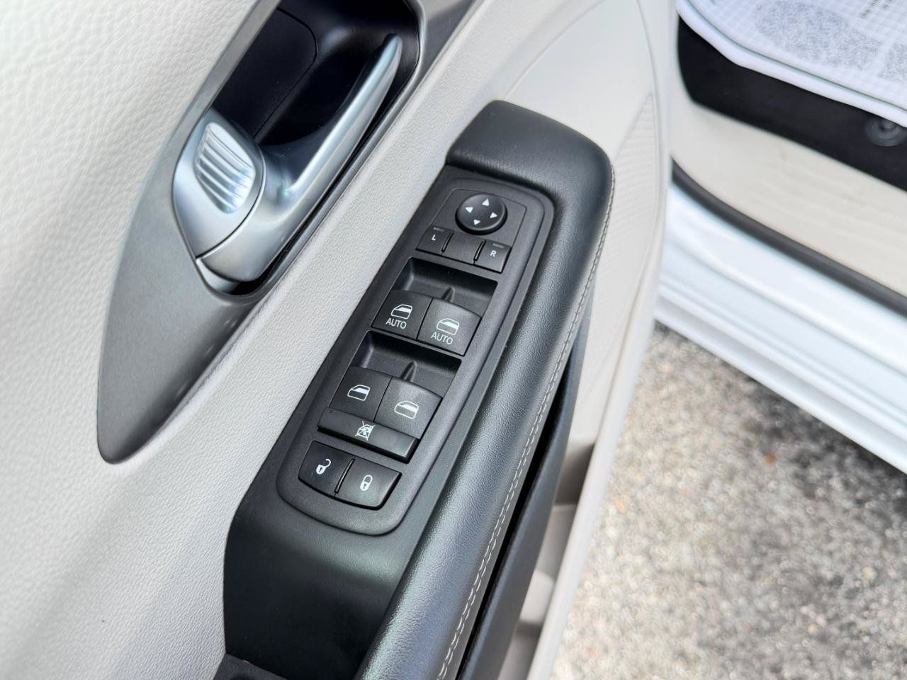 Used 2024 Chrysler Pacifica Limited FWD image 17