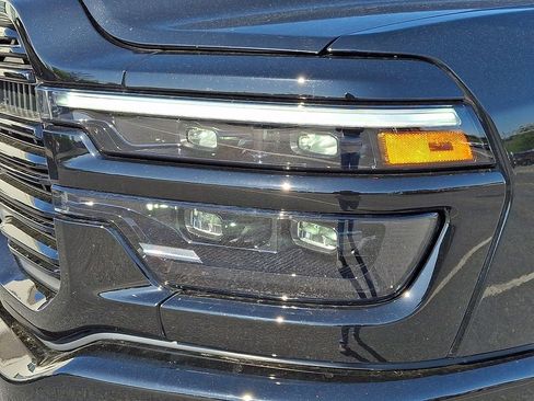 Used 2025 RAM 2500 Laramie AWD/4WD image 12