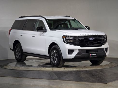New 2026 Ford Expedition Active image 2