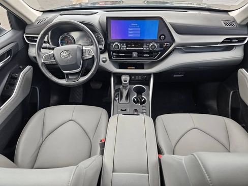 Used 2023 Toyota Highlander XLE AWD/4WD image 17