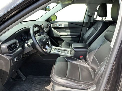 Used 2021 Ford Explorer XLT w/ Equipment Group 202A AWD/4WD image 11