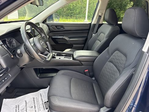 Used 2025 Nissan Pathfinder SV FWD image 11