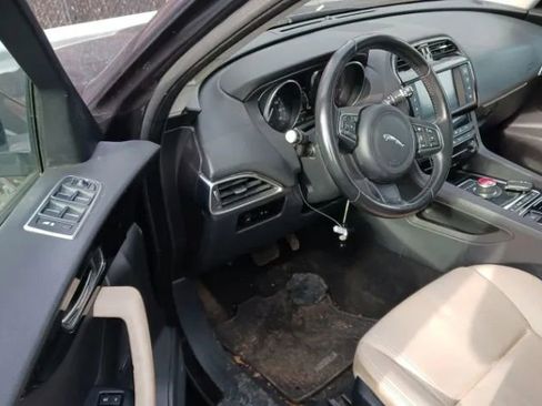 Used 2018 Jaguar F-PACE Premium image 3