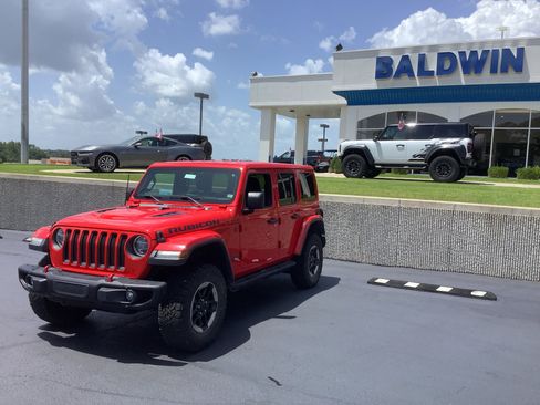 Used 2018 Jeep Wrangler Unlimited Rubicon w/ Dual Top Group AWD/4WD image 3