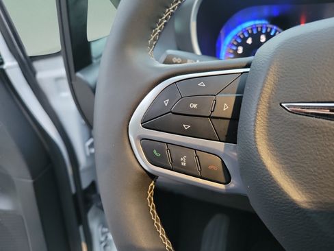 Used 2025 Chrysler Voyager LX FWD image 25
