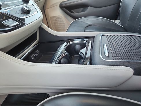 Used 2024 Chrysler Pacifica Limited image 20