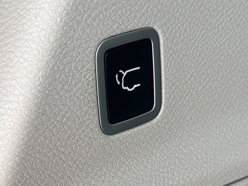 Used 2019 Chrysler Pacifica Touring-L FWD image 38