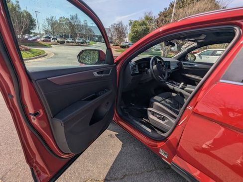 Used 2024 Volkswagen Atlas Cross Sport SE w/ Panoramic Sunroof Package FWD image 9
