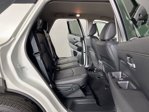 Used 2024 Nissan Pathfinder SL image 50